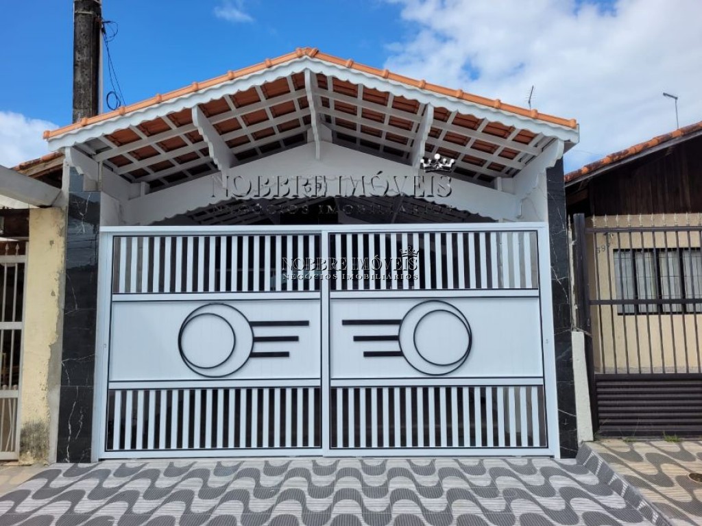 Casa 2 dormitórios 300 metros da praia.