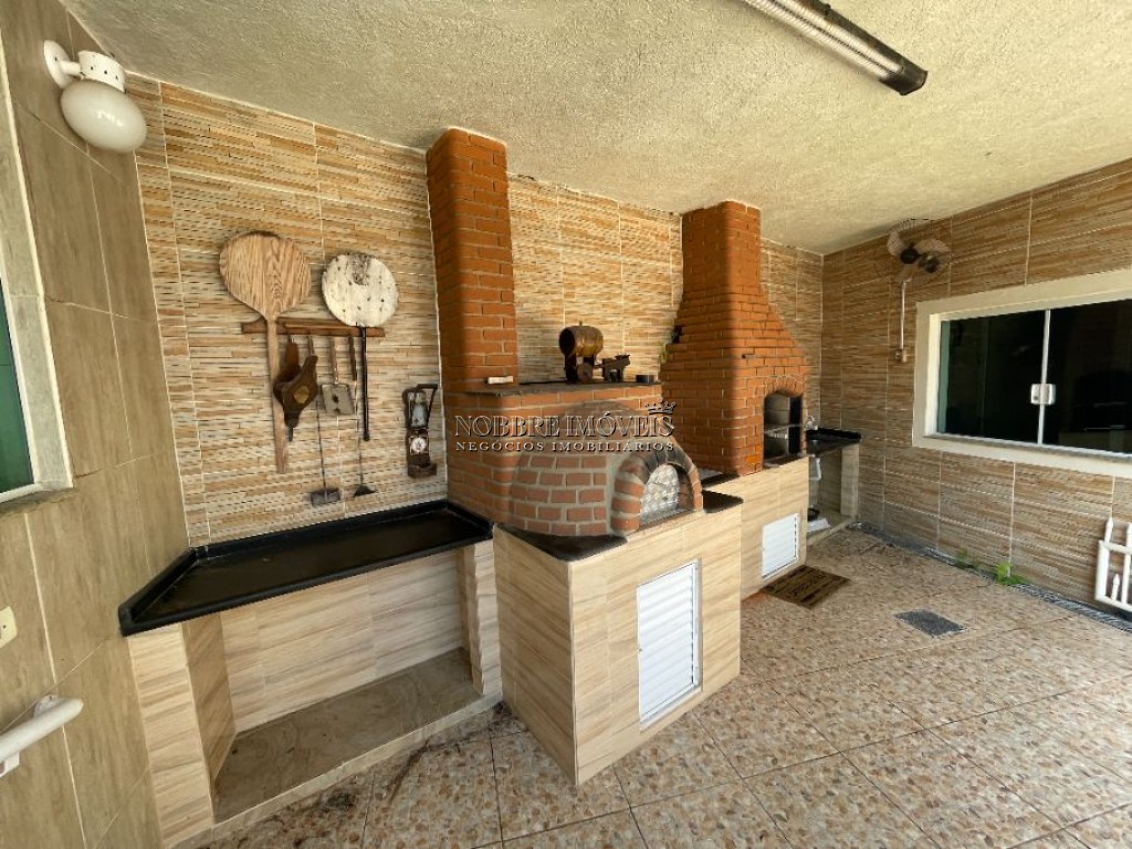 Oportunidade de compra, bairro Nobre Casa perto da Praia com Piscina, 3 Suites, 1 com hidro. venha conhecer