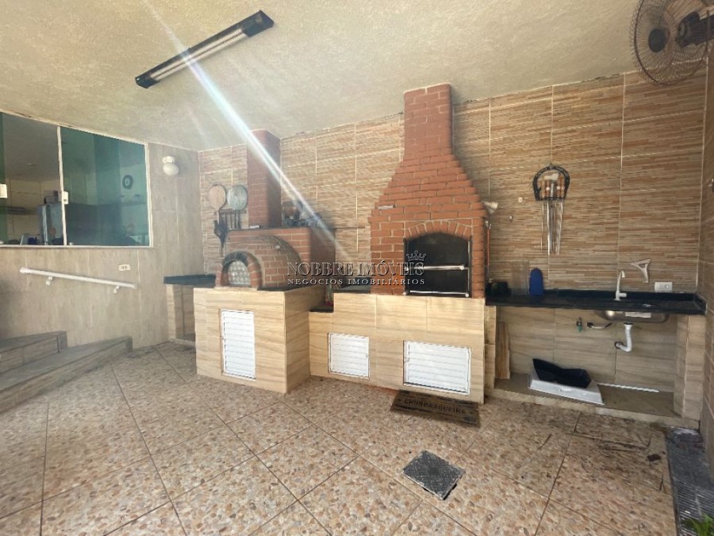 Oportunidade de compra, bairro Nobre Casa perto da Praia com Piscina, 3 Suites, 1 com hidro. venha conhecer