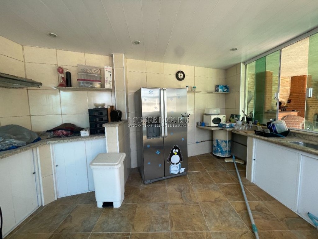 Oportunidade de compra, bairro Nobre Casa perto da Praia com Piscina, 3 Suites, 1 com hidro. venha conhecer
