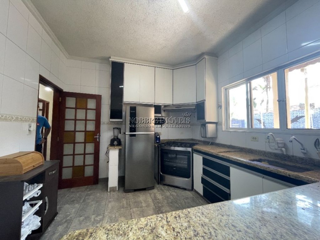 Oportunidade de compra, bairro Nobre Casa perto da Praia com Piscina, 3 Suites, 1 com hidro. venha conhecer