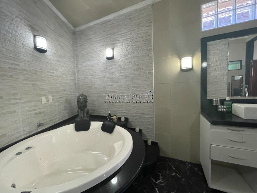 Oportunidade de compra, bairro Nobre Casa perto da Praia com Piscina, 3 Suites, 1 com hidro. venha conhecer