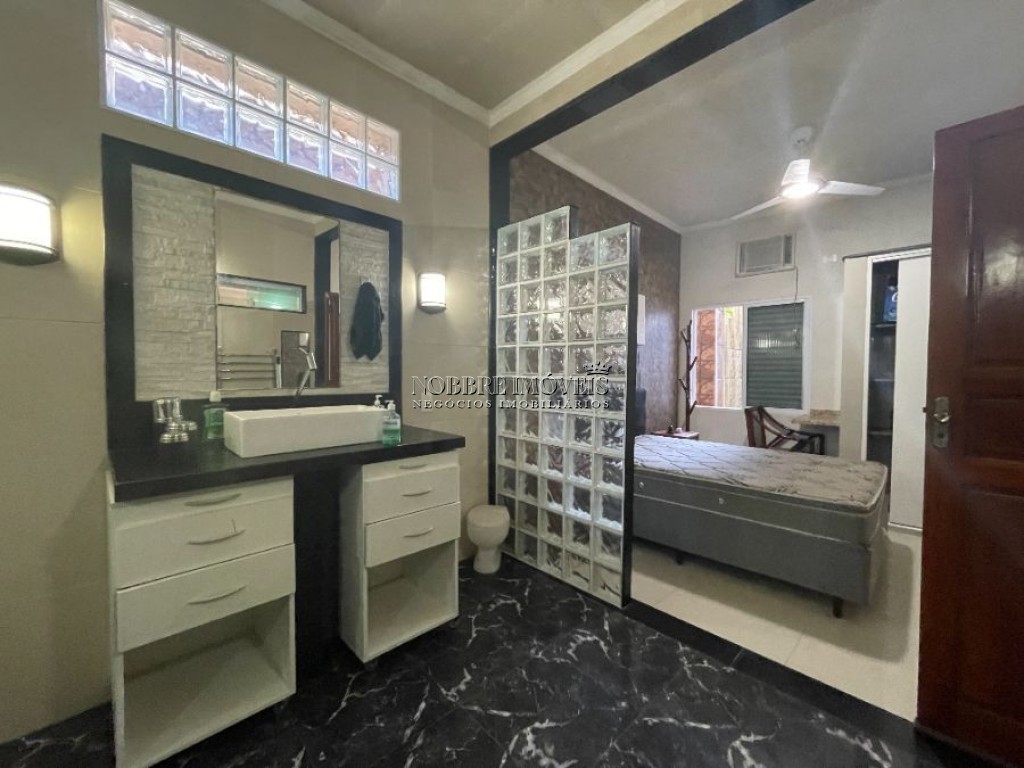 Oportunidade de compra, bairro Nobre Casa perto da Praia com Piscina, 3 Suites, 1 com hidro. venha conhecer