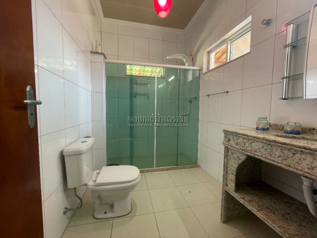 Oportunidade de compra, bairro Nobre Casa perto da Praia com Piscina, 3 Suites, 1 com hidro. venha conhecer