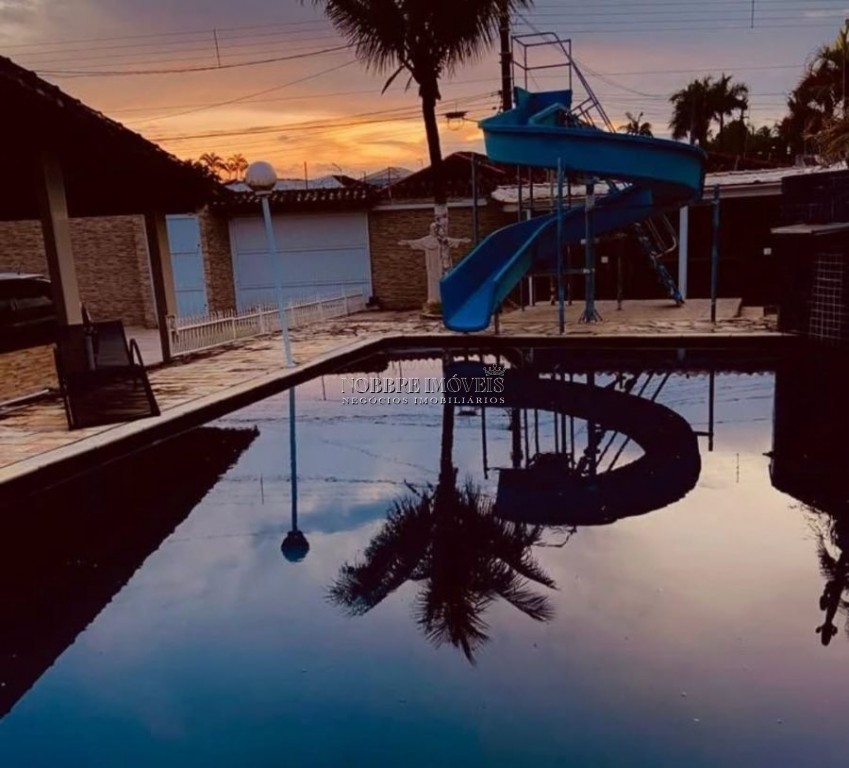 Oportunidade de compra, bairro Nobre Casa perto da Praia com Piscina, 3 Suites, 1 com hidro. venha conhecer
