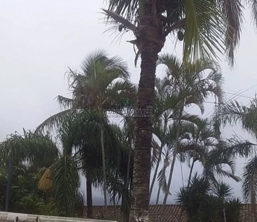 Oportunidade de compra, bairro Nobre Casa perto da Praia com Piscina, 3 Suites, 1 com hidro. venha conhecer