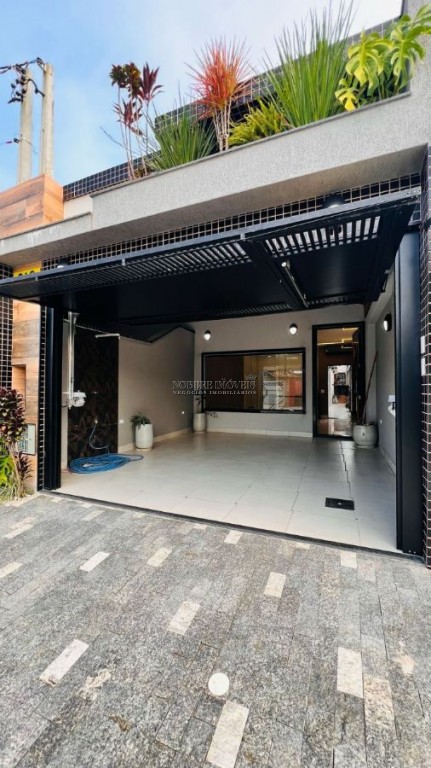 Casa Geminada alto padrão.
Acabamento fino.