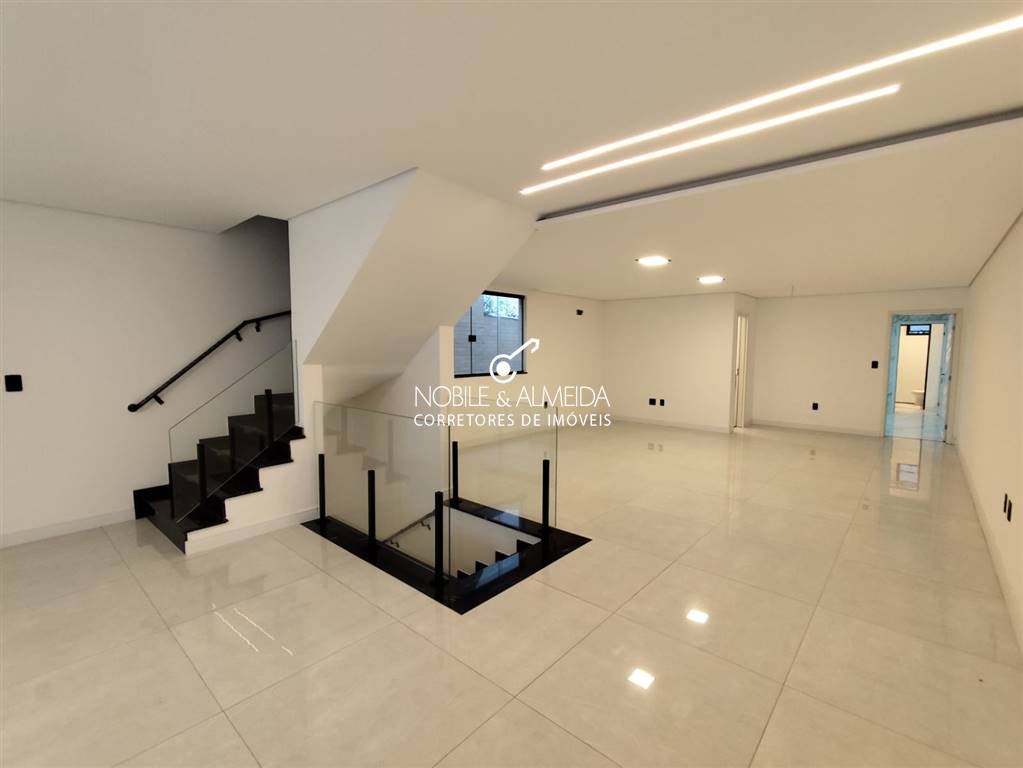 Casa à venda com 3 quartos, 280m² - Foto 2